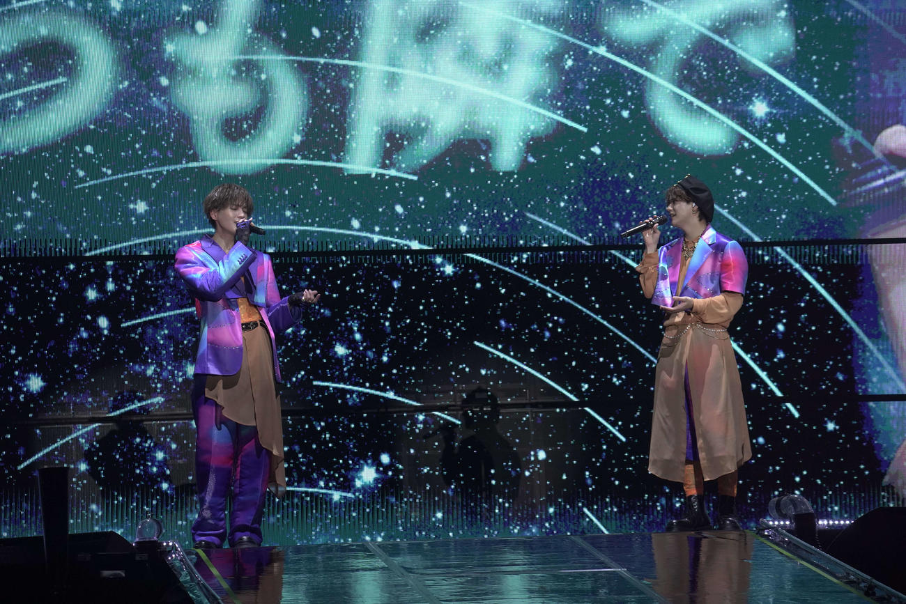 「FANTASTICS LIVE TOUR 2025　“BUTTERFLY EFFECT”　－FLY WITH YOU－」初日公演で歌唱する八木勇征（左）と中島颯太