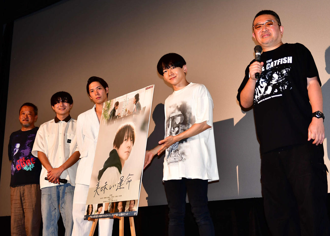 映画「美味しい運命」の舞台挨拶に登壇した、左から川瀬陽太、西塚郁哉、榿澤涼太、向理来、山内大輔監督