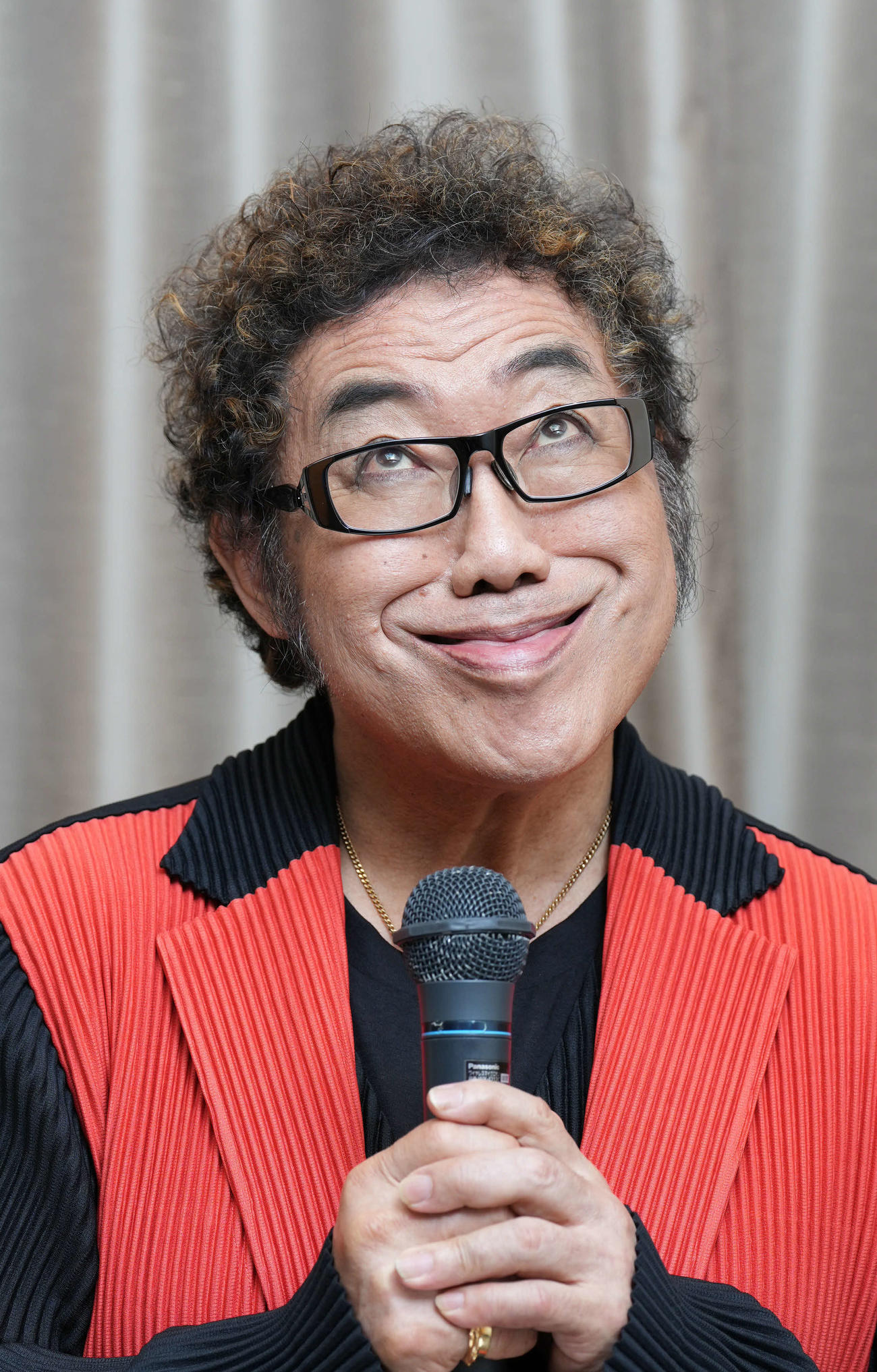 “ものまね四天王”で一世を風靡（ふうび）したコロッケ。1枚の写真では表現できない、有名芸能人のものまね芸の数々を披露してもらった。写真は岩崎宏美（撮影・小沢裕）