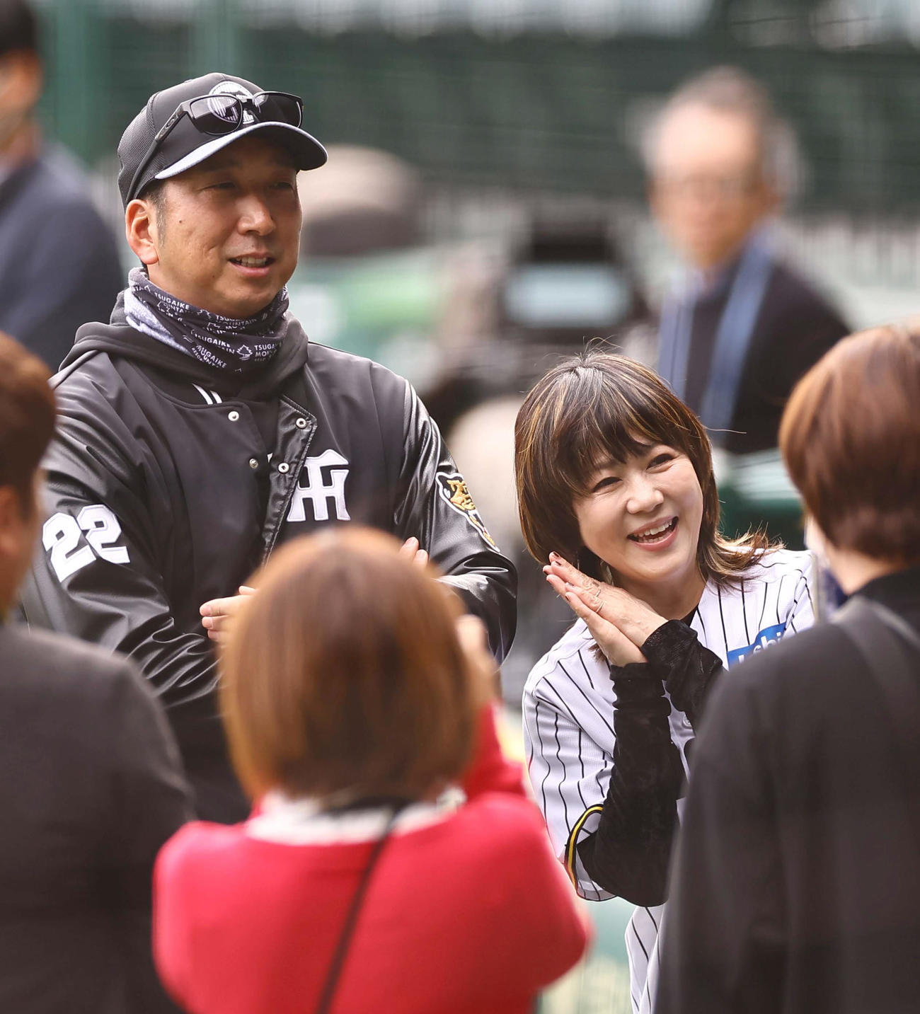 藤川監督（左）と談笑するLINDBERG渡瀬マキ（2025年4月撮影）