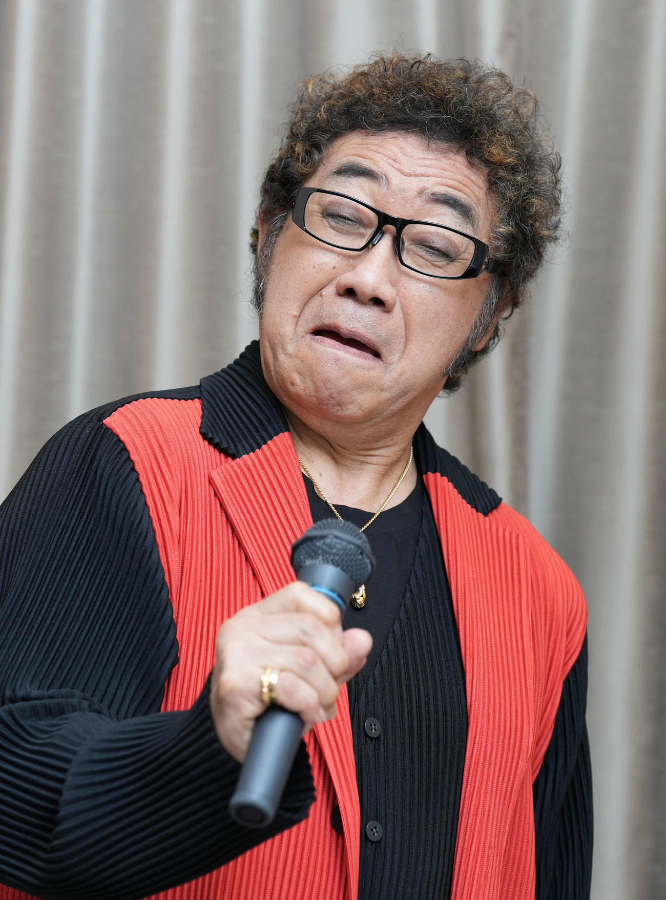 “ものまね四天王”で一世を風靡（ふうび）したコロッケ。1枚の写真では表現できない、有名芸能人のものまね芸の数々を披露してもらった。写真は五木ひろし（撮影・小沢裕）