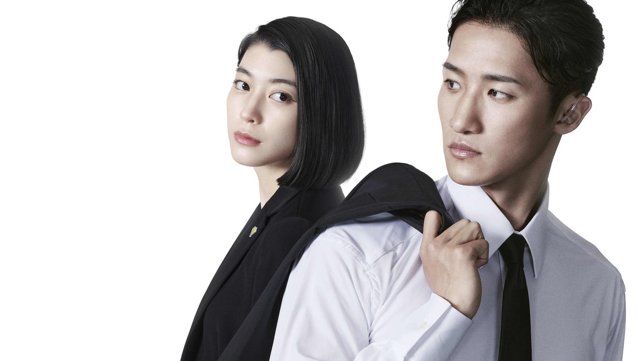 Snow Man岩本照（右）主演のテレビ朝日系「恋する警護24時　season2」に出演する成海璃子（C）tv asahi All Rights Reserved.