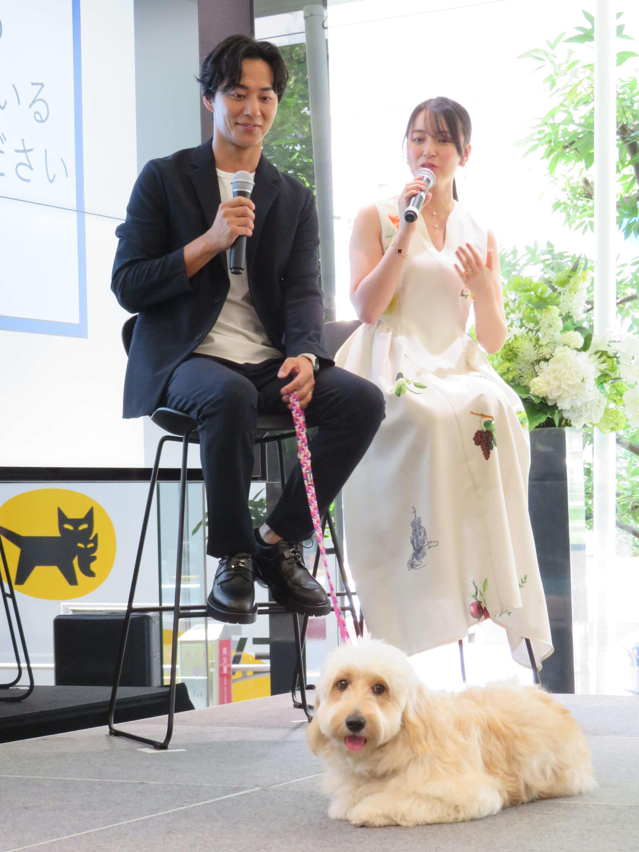 「Porsche Center Takanawa presents Wan！der FES」に出席した「しんめぐ」こと友永真也氏、岩間恵夫妻と愛犬のクレア（撮影・村上幸将）