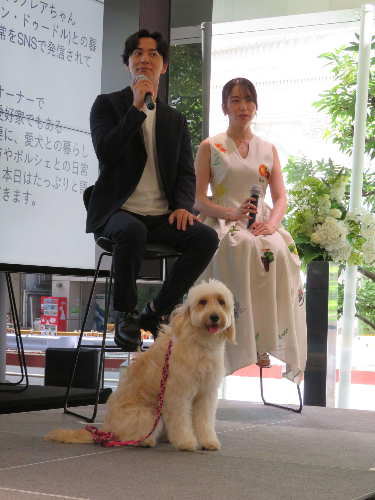 「Porsche Center Takanawa presents Wan！der FES」に出席した「しんめぐ」こと友永真也氏、岩間恵夫妻と愛犬のクレア（撮影・村上幸将）