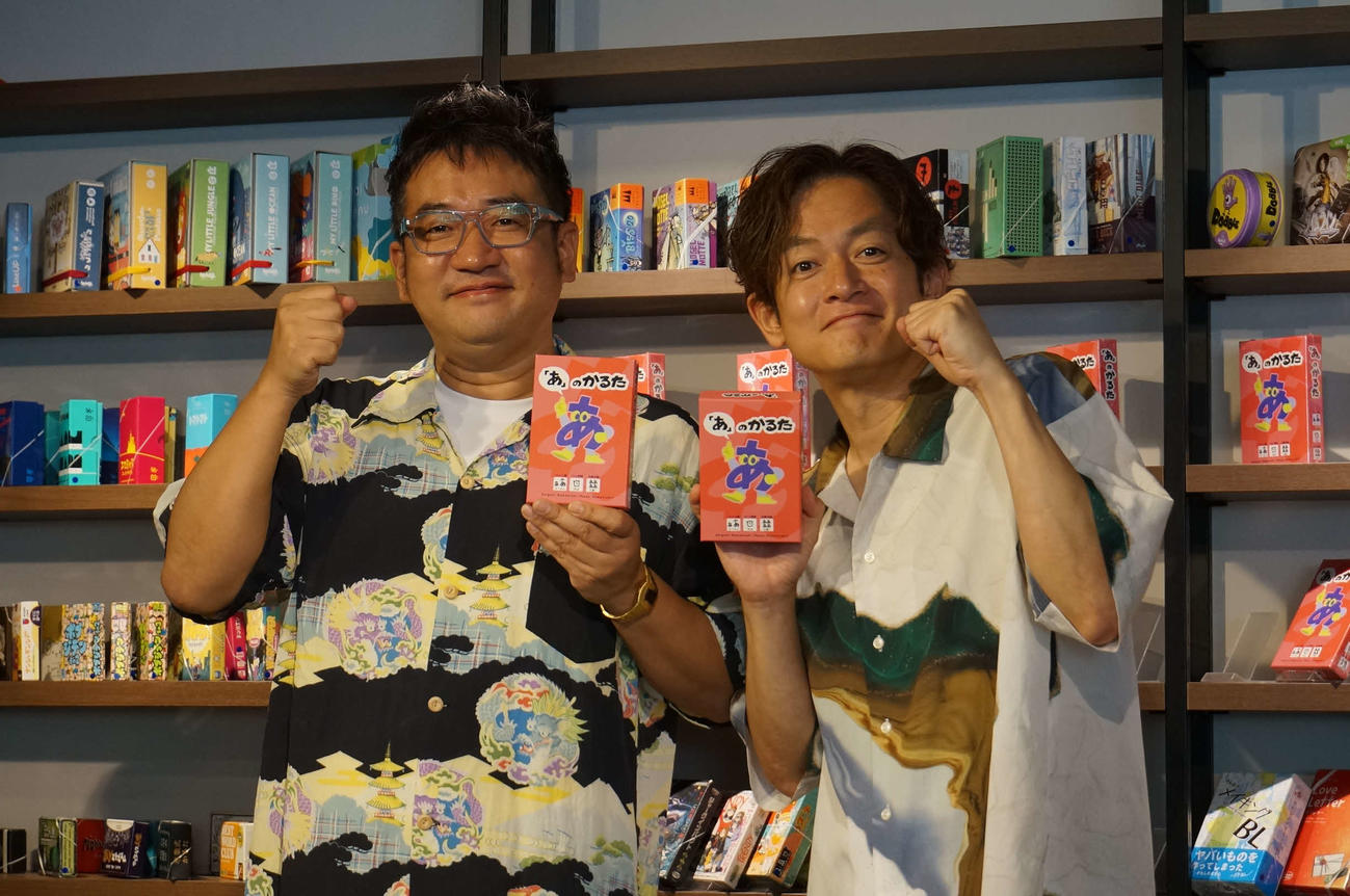 ＜「あ」のかるた＞発売イベントに出席した、なすなかにしの中西茂樹（左）と那須晃行
