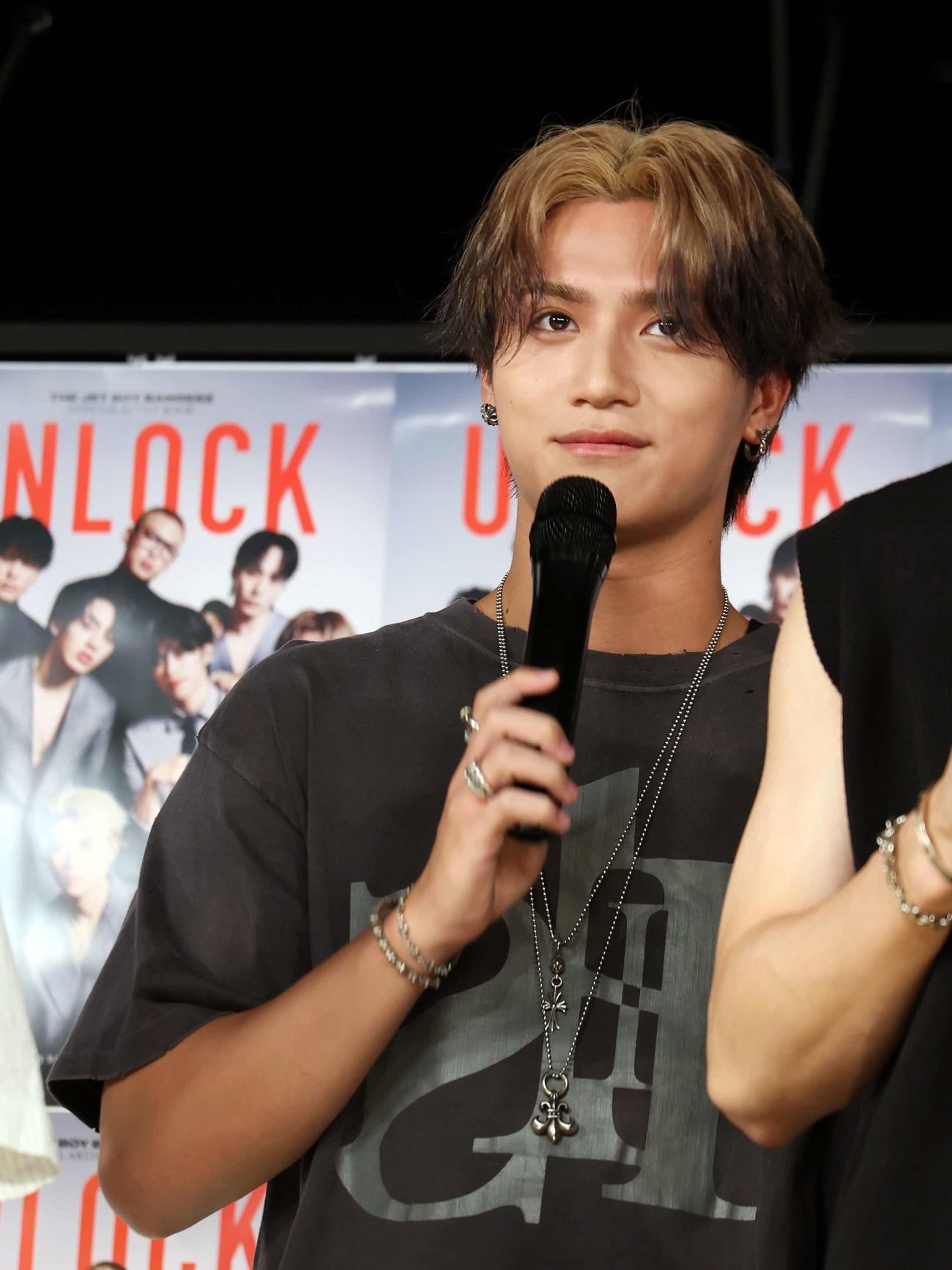 「THE JET BOY BANGERZ OFFICIAL ARTIST BOOK UNLOCK」発売記念イベントに登壇し、話すAOI（撮影・山本朝陽）