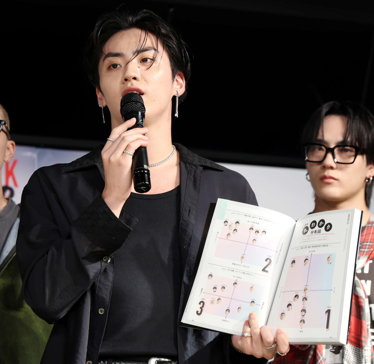 「THE JET BOY BANGERZ OFFICIAL ARTIST BOOK UNLOCK」発売記念イベントに登壇し、見どころについて語るTAKI（撮影・山本朝陽）