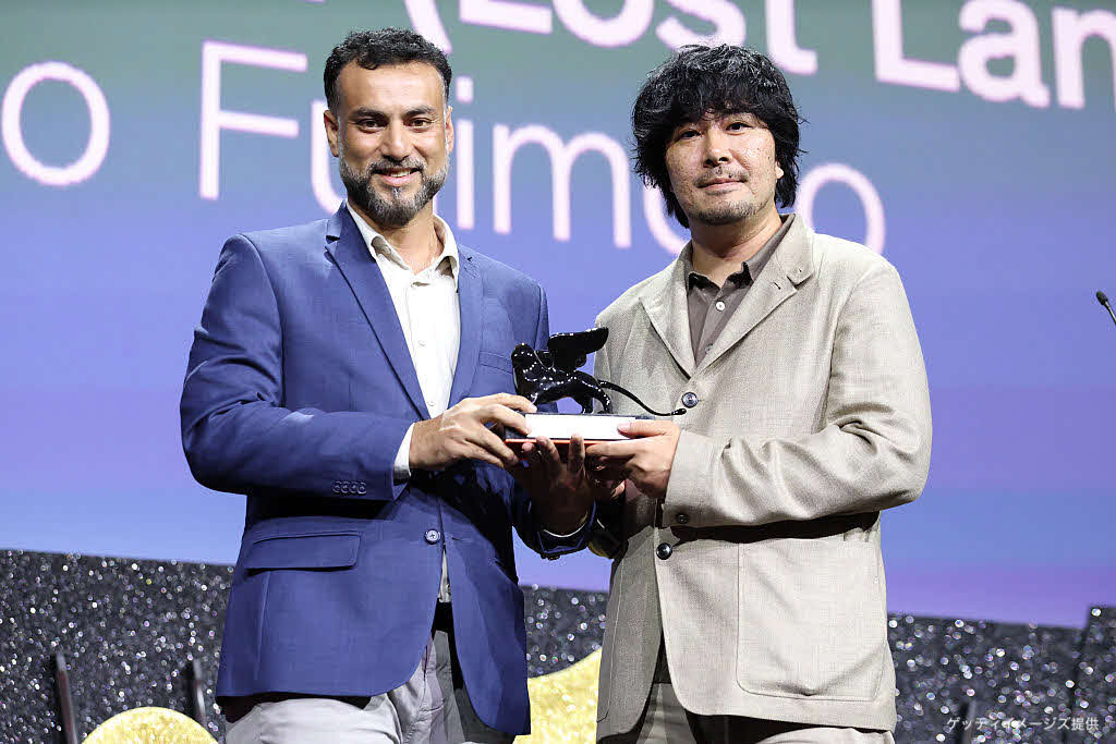 「LOST LAND／ロストランド」でベネチア映画祭オリゾンティ・コンペティション部門審査員特別賞を受賞した、藤元明緒監督（右）