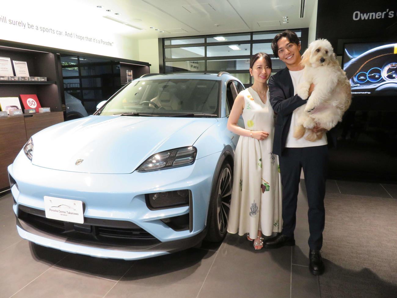 「Porsche Center Takanawa presents Wan！der FES」に出席した「しんめぐ」こと友永真也氏、岩間恵夫妻と愛犬のクレア（撮影・村上幸将）