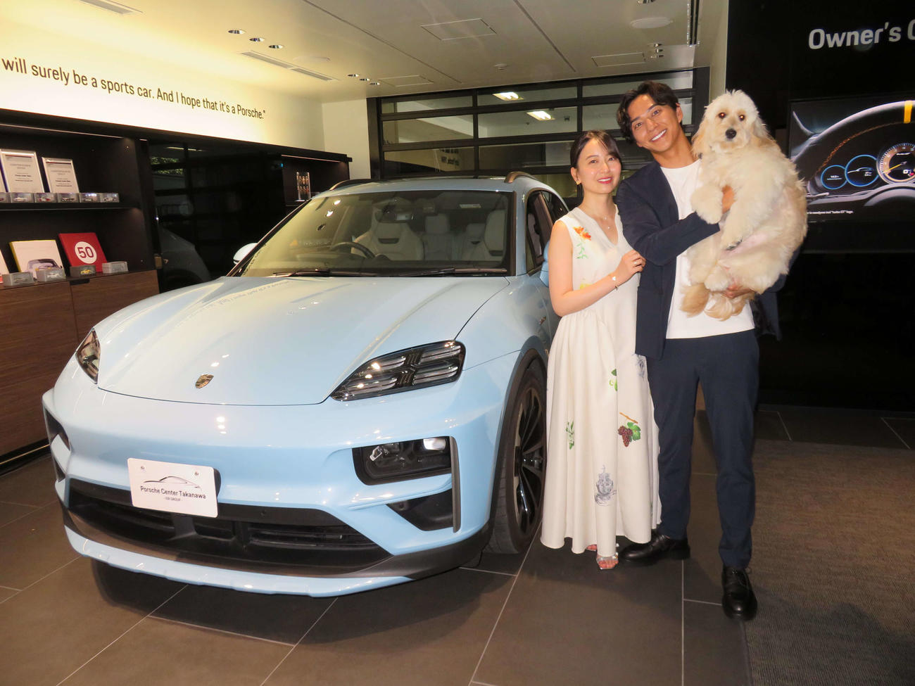 「Porsche Center Takanawa presents Wan！der FES」に出席した「しんめぐ」こと友永真也氏、岩間恵夫妻と愛犬のクレア（撮影・村上幸将）