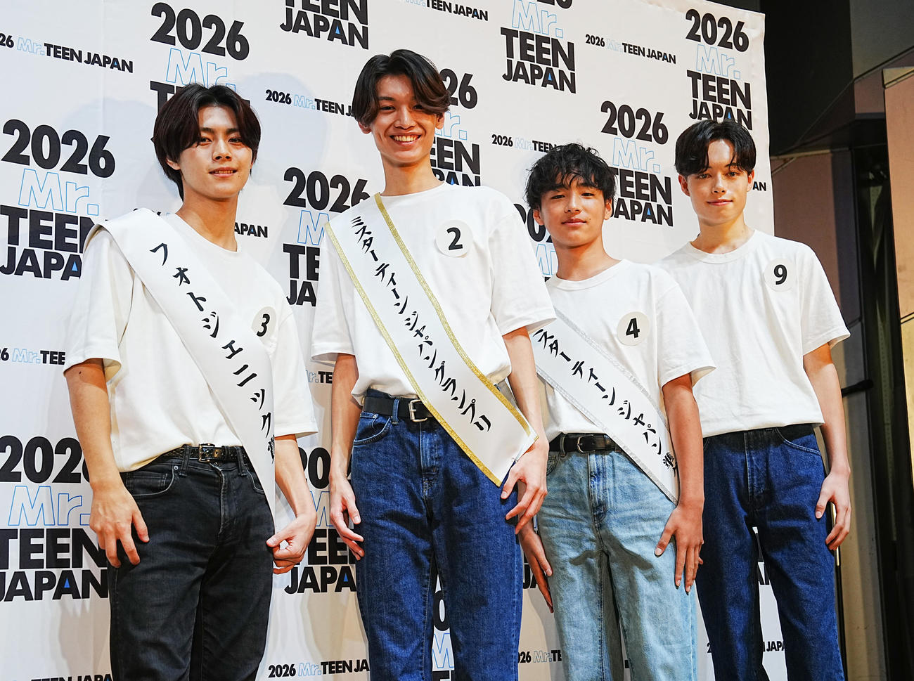 2026ミスター・ティーン・ジャパン決定戦の受賞者たち。左からフォトジェニック賞の向田将人、初代グランプリに輝いた水戸虹一輝、準グランプリの矢野蒼空、審査員特別賞の田浦ウィアー彰人（撮影・小沢裕）