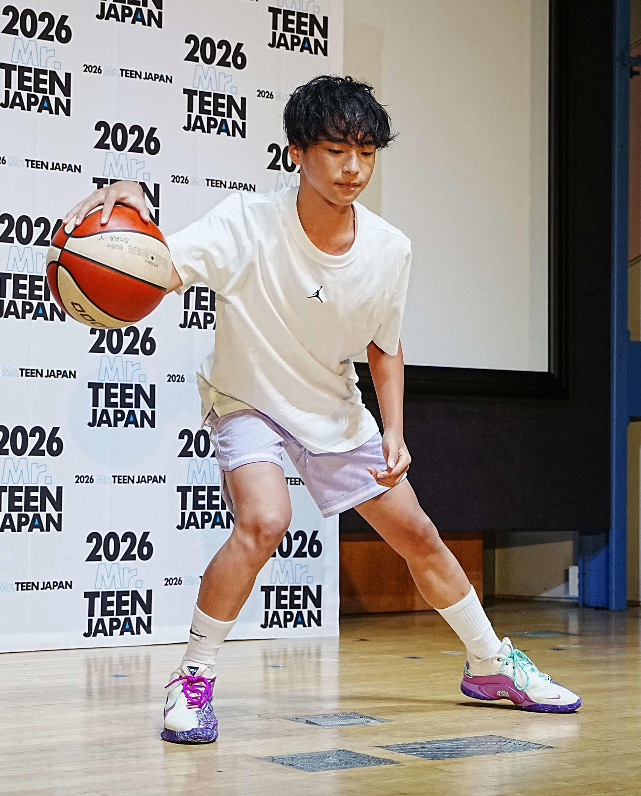 2026ミスター・ティーン・ジャパン決定戦で準グランプリを受賞した矢野蒼空はバスケットボールを使った演技を披露する（撮影・小沢裕）