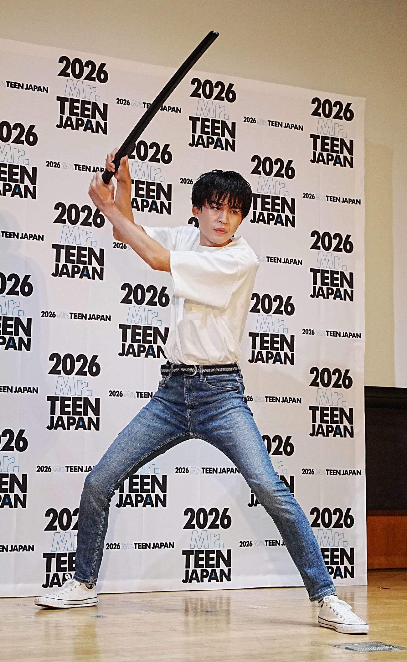 2026ミスター・ティーン・ジャパン決定戦で殺陣を披露する清宮歩琉斗（撮影・小沢裕）