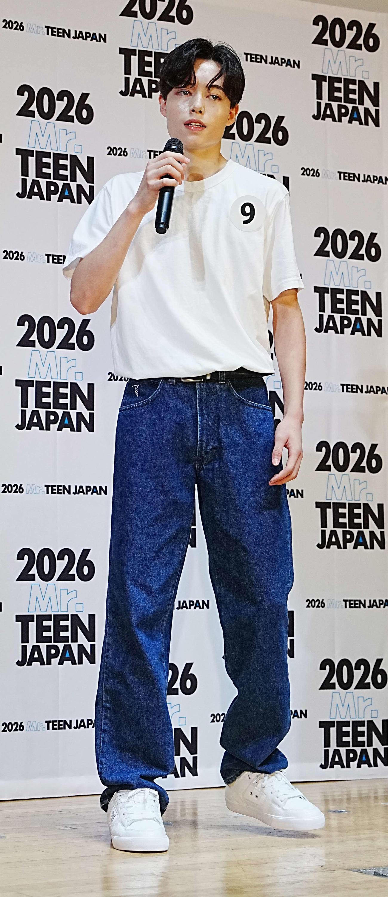 2026ミスター・ティーン・ジャパン決定戦で審査員特別賞を受賞した田浦ウィアー彰人は歌を披露する（撮影・小沢裕）