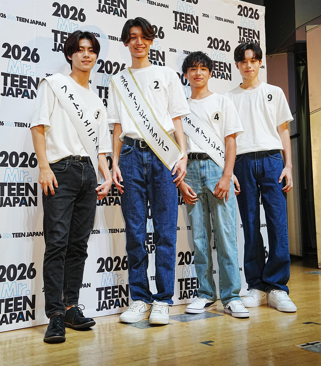 2026ミスター・ティーン・ジャパン決定戦の受賞者たち。左からフォトジェニック賞の向田将人、初代グランプリに輝いた水戸虹一輝、準グランプリの矢野蒼空、審査員特別賞の田浦ウィアー彰人（撮影・小沢裕）