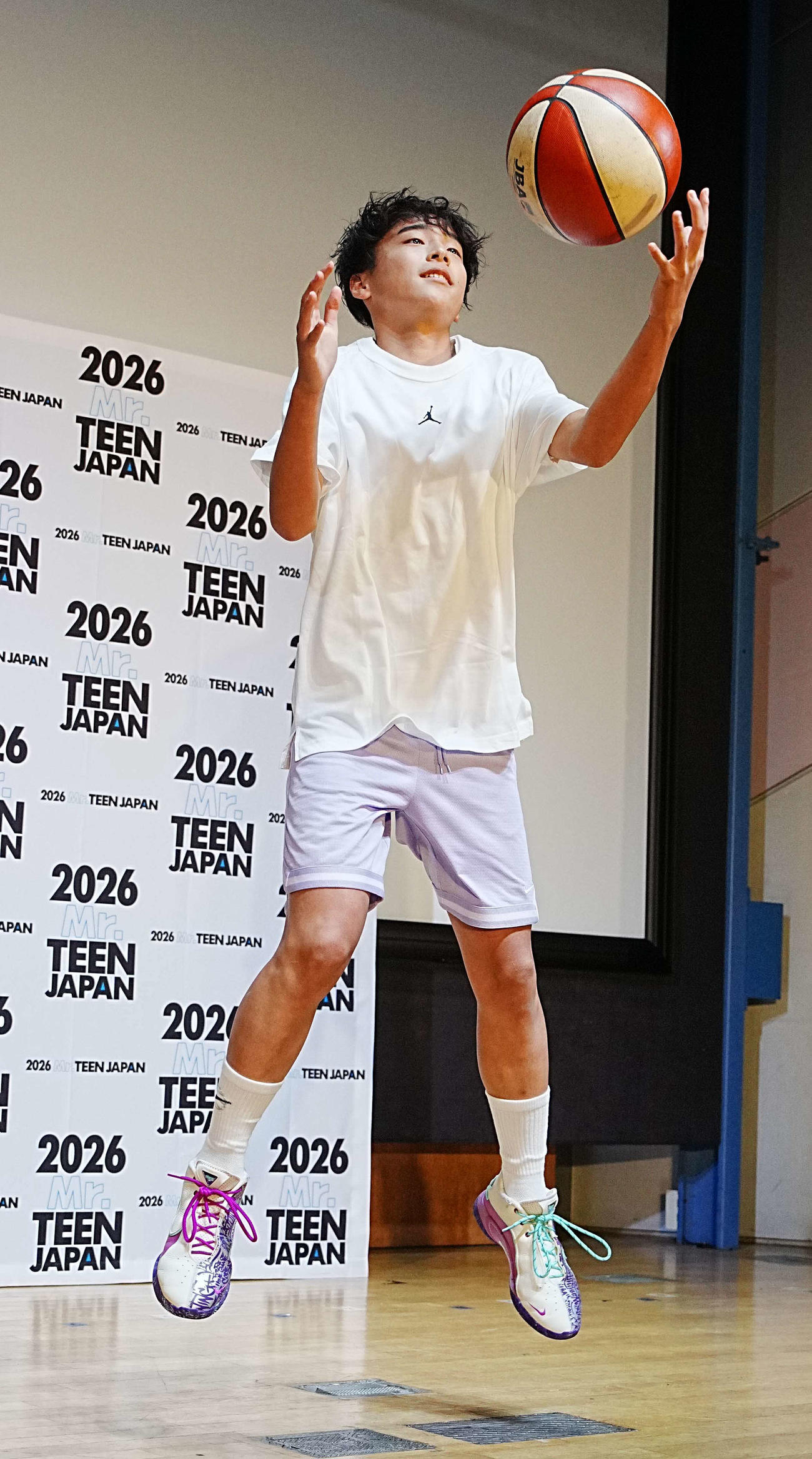 2026ミスター・ティーン・ジャパン決定戦で準グランプリを受賞した矢野蒼空はバスケットボールを使った演技を披露する（撮影・小沢裕）