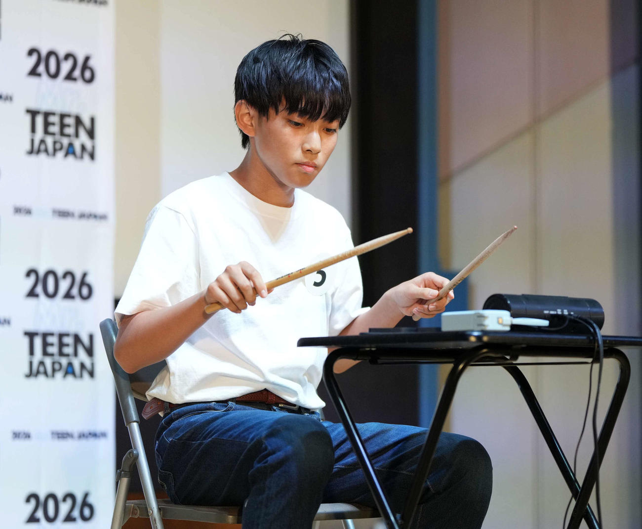 2026ミスター・ティーン・ジャパン決定戦でドラム演奏する梅本竜之介（撮影・小沢裕）