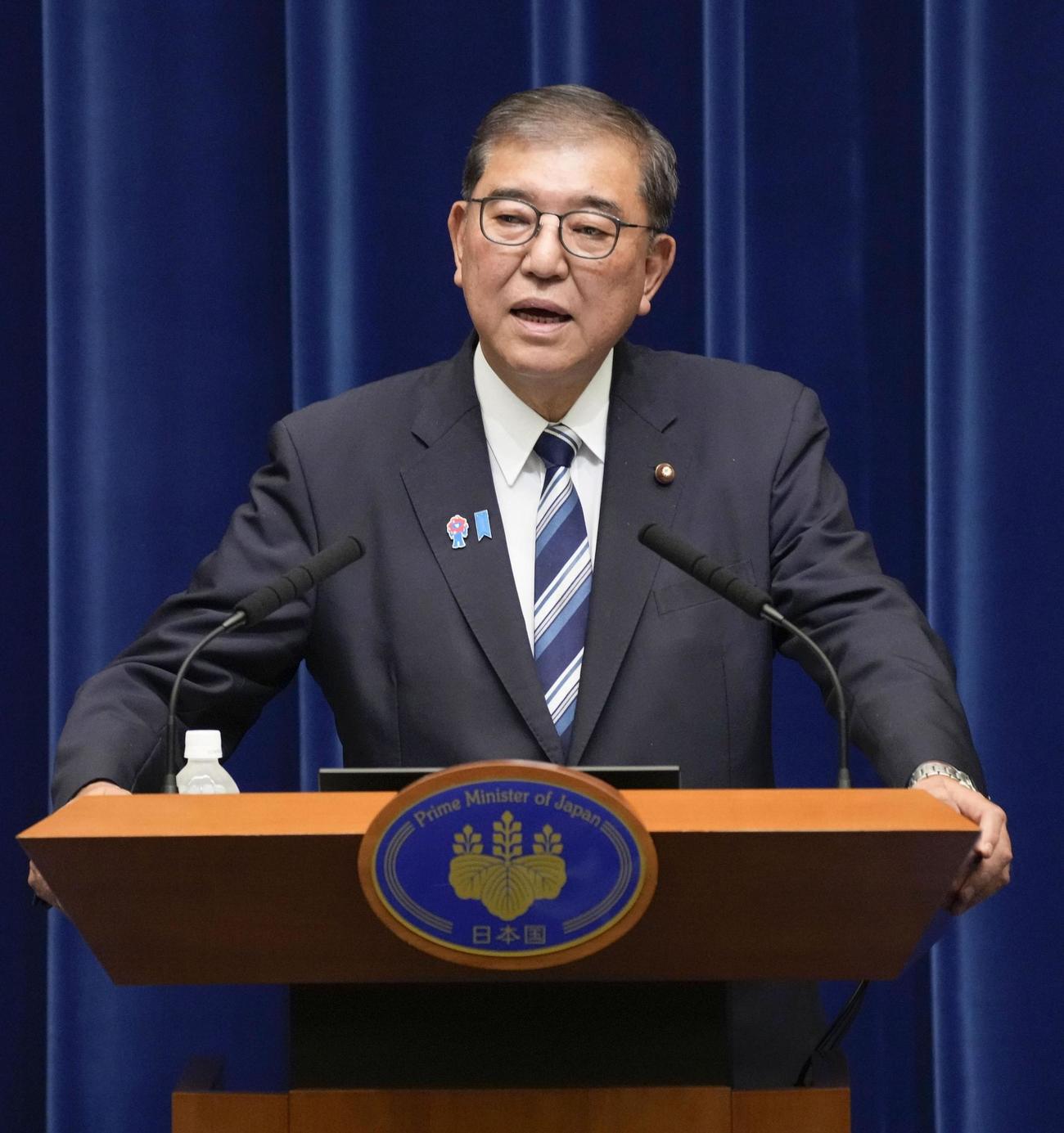 記者会見する石破首相。退陣する意向を表明した（共同）