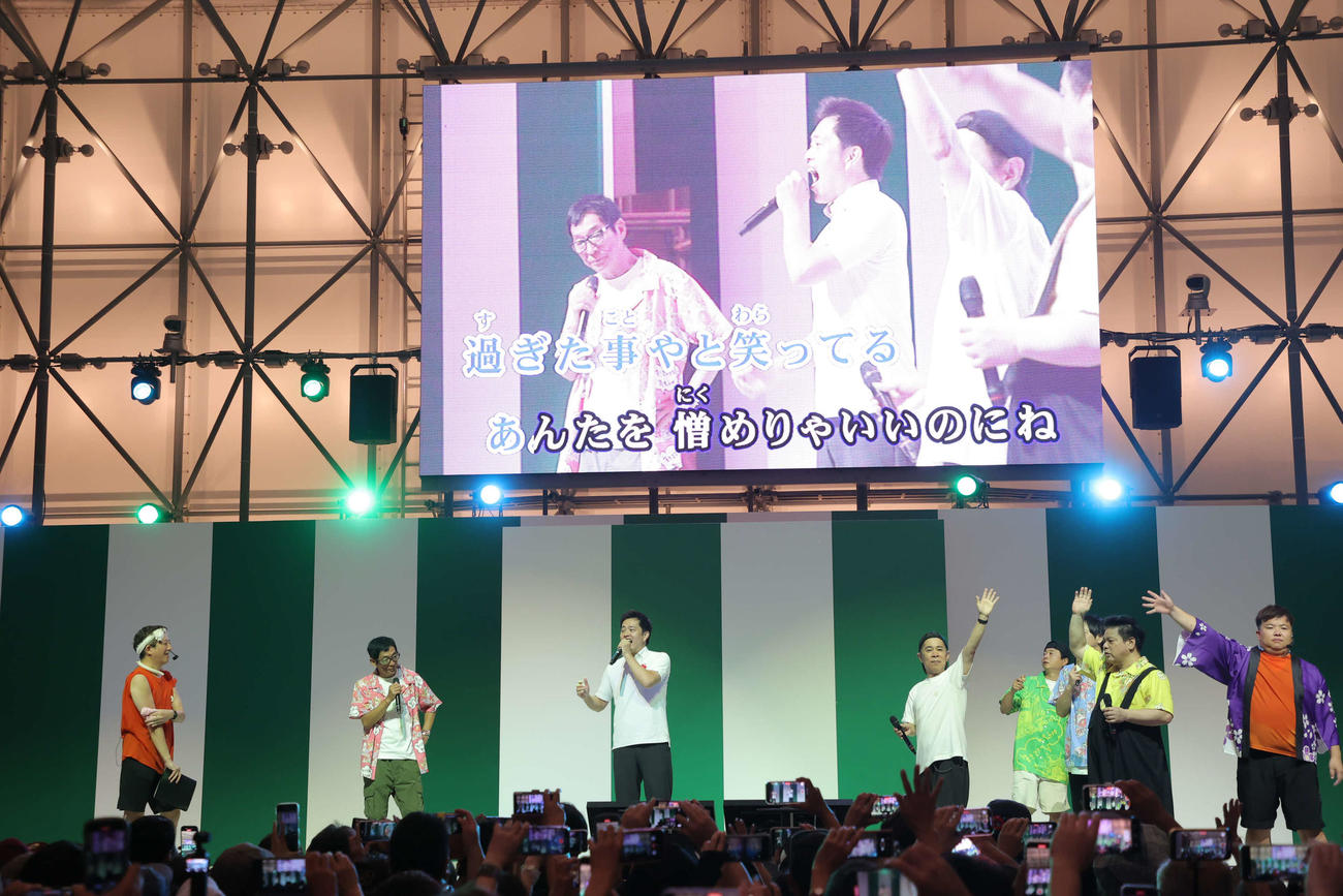 「さんまPEACEFUL PARK2025＠大阪・関西万博」出演後、よしもとwaraii myraii館のイベントに出演した明石家さんま（左から2人目）、吉村洋文大阪府知事（同3人目）ら