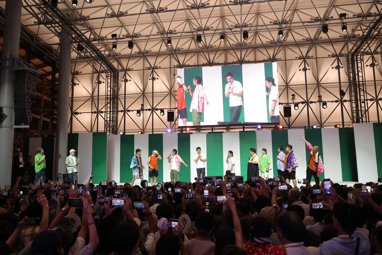 「さんまPEACEFUL PARK2025＠大阪・関西万博」出演後、よしもとwaraii myraii館のイベントに出演した明石家さんま（左から6人目）、吉村洋文大阪府知事（同7人目）ら