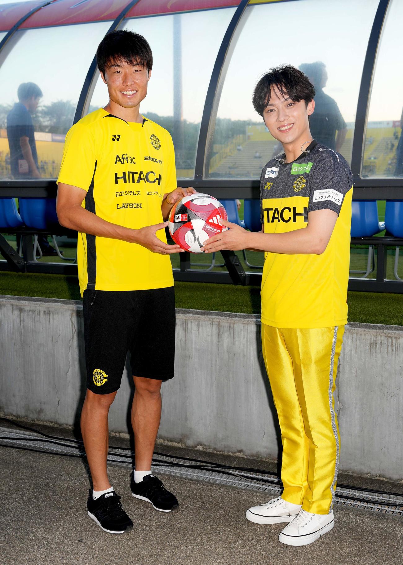 柏レイソル垣田裕暉（左）と辰巳ゆうと