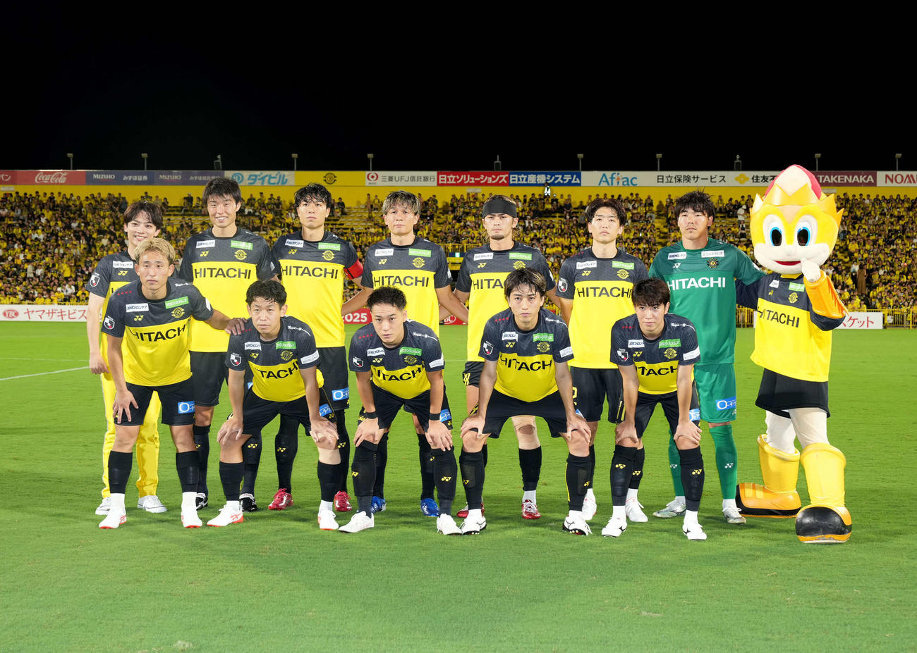 柏レイソルの選手と写真に収まる辰巳ゆうと（後列左）