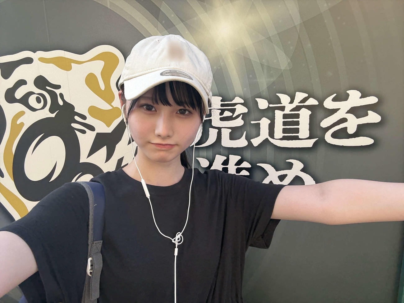 阪神タイガースを応援する日向坂46高井俐香