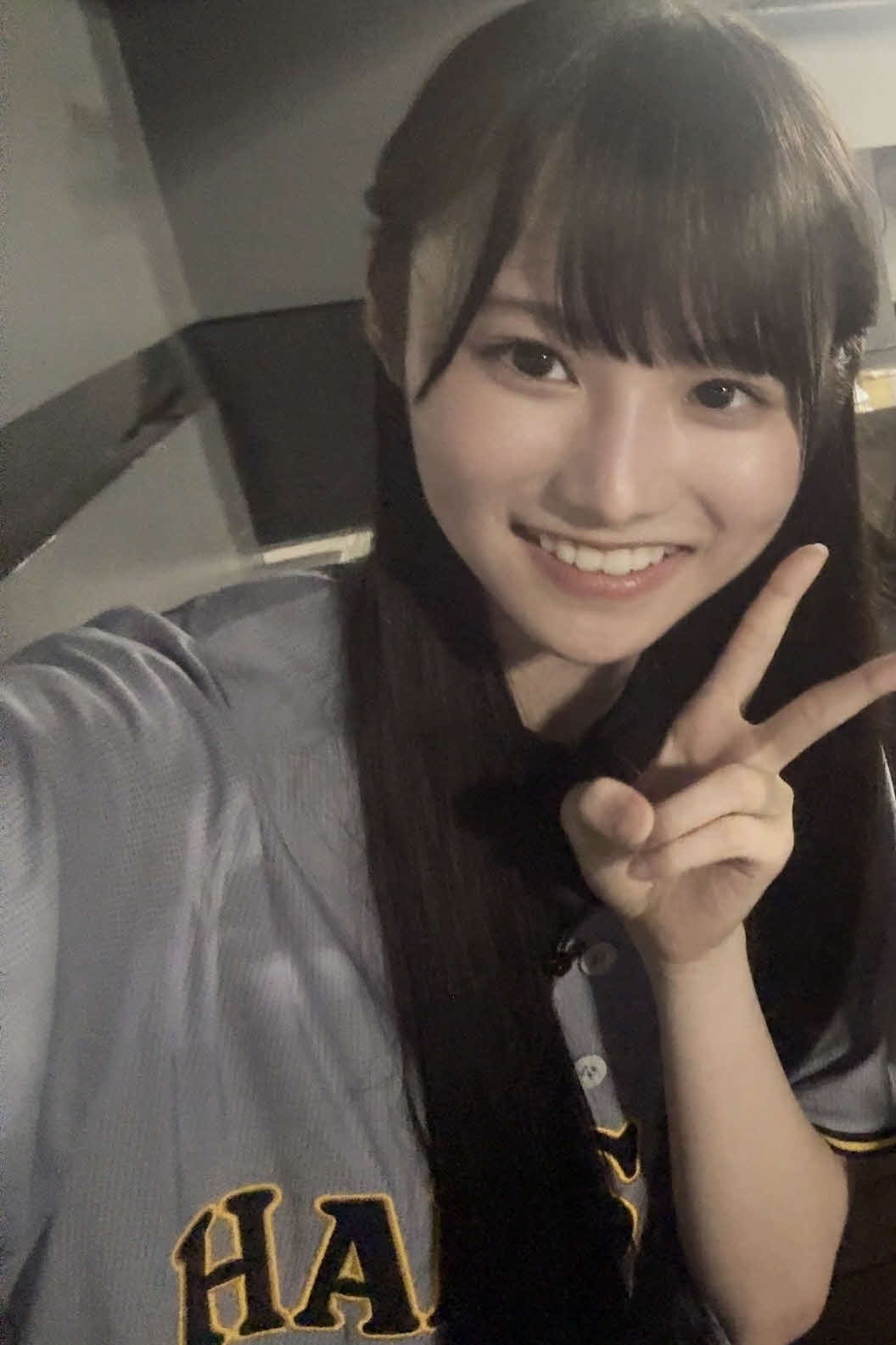 グッズを身につけ阪神タイガースを応援する日向坂46高井俐香