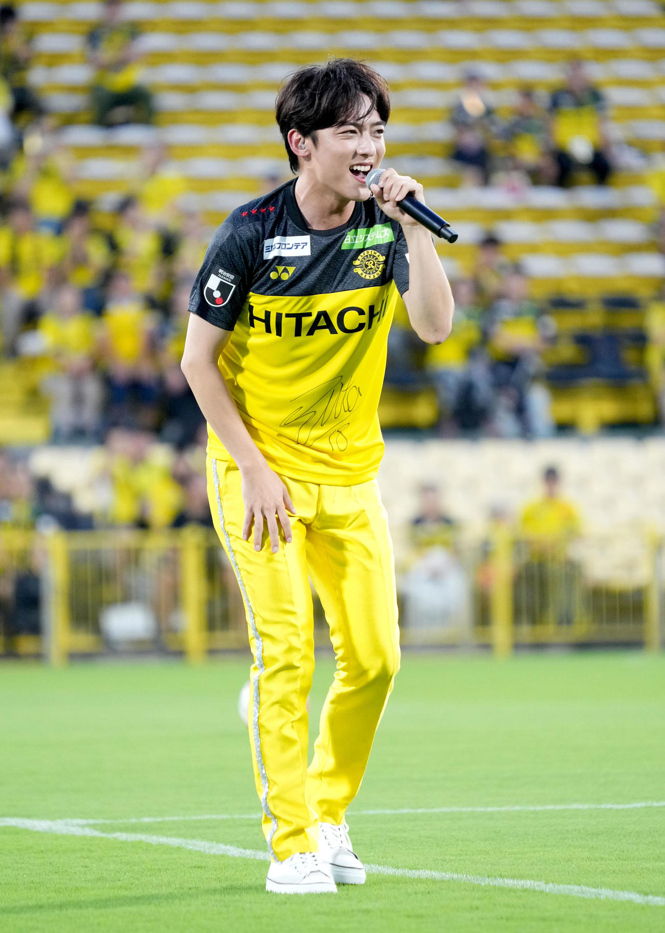 ピッチで熱唱する辰巳ゆうと