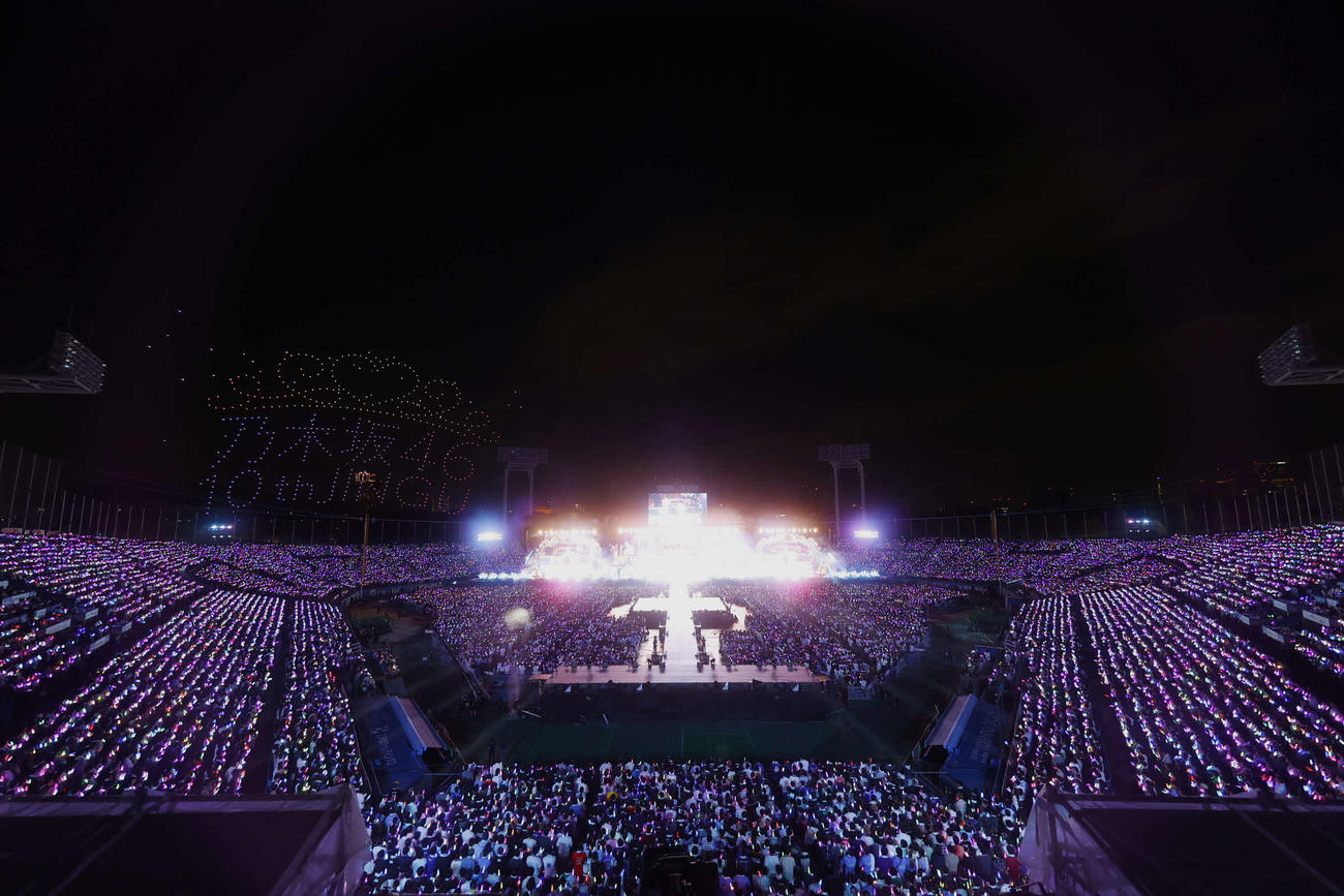 「真夏の全国ツアー2025」千秋楽公演で披露されたドローンショー　（C）鈴木健太（KENTA Inc．）