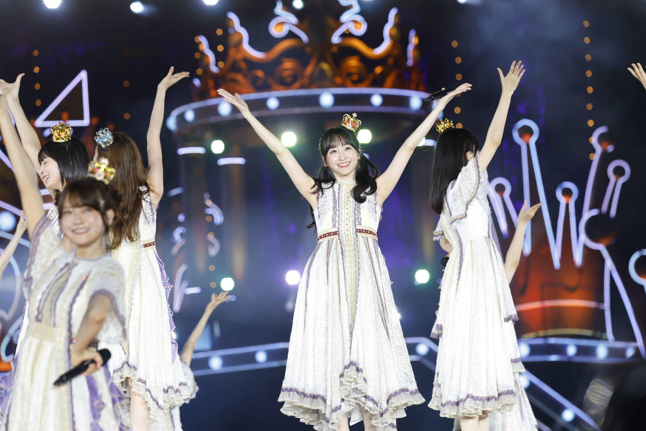 「真夏の全国ツアー2025」千秋楽公演でパフォーマンスする乃木坂46。中央は一ノ瀬美空　（C）鈴木健太（KENTA Inc．）
