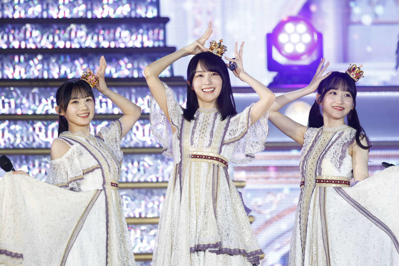 「真夏の全国ツアー2025」千秋楽公演でパフォーマンスする乃木坂46。左から川﨑桜、賀喜遥香、一ノ瀬美空（C）鈴木健太（KENTA Inc．）