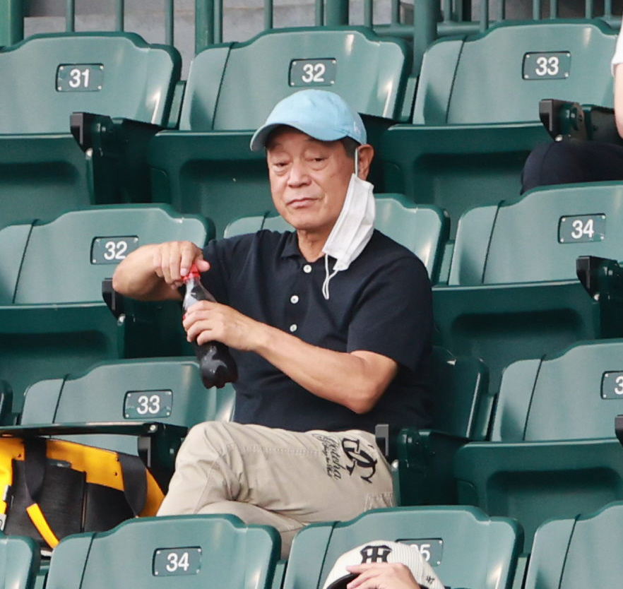 甲子園で熱心に観戦する月亭八方（2020年7月撮影）