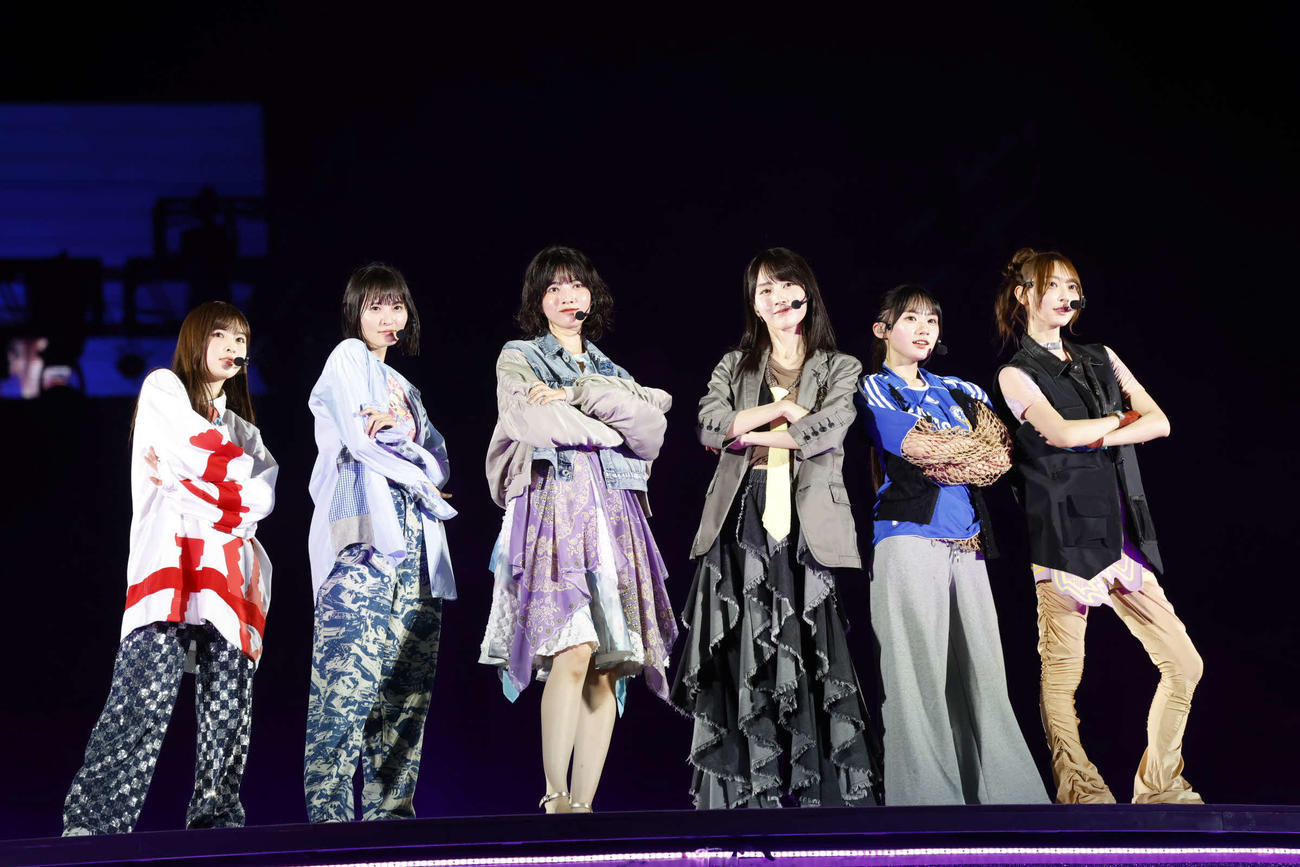 「真夏の全国ツアー2025」千秋楽公演でパフォーマンスする乃木坂46。左から小川彩、遠藤さくら、林瑠奈、賀喜遥香、川﨑桜、弓木奈於　（C）鈴木健太（KENTA Inc．）