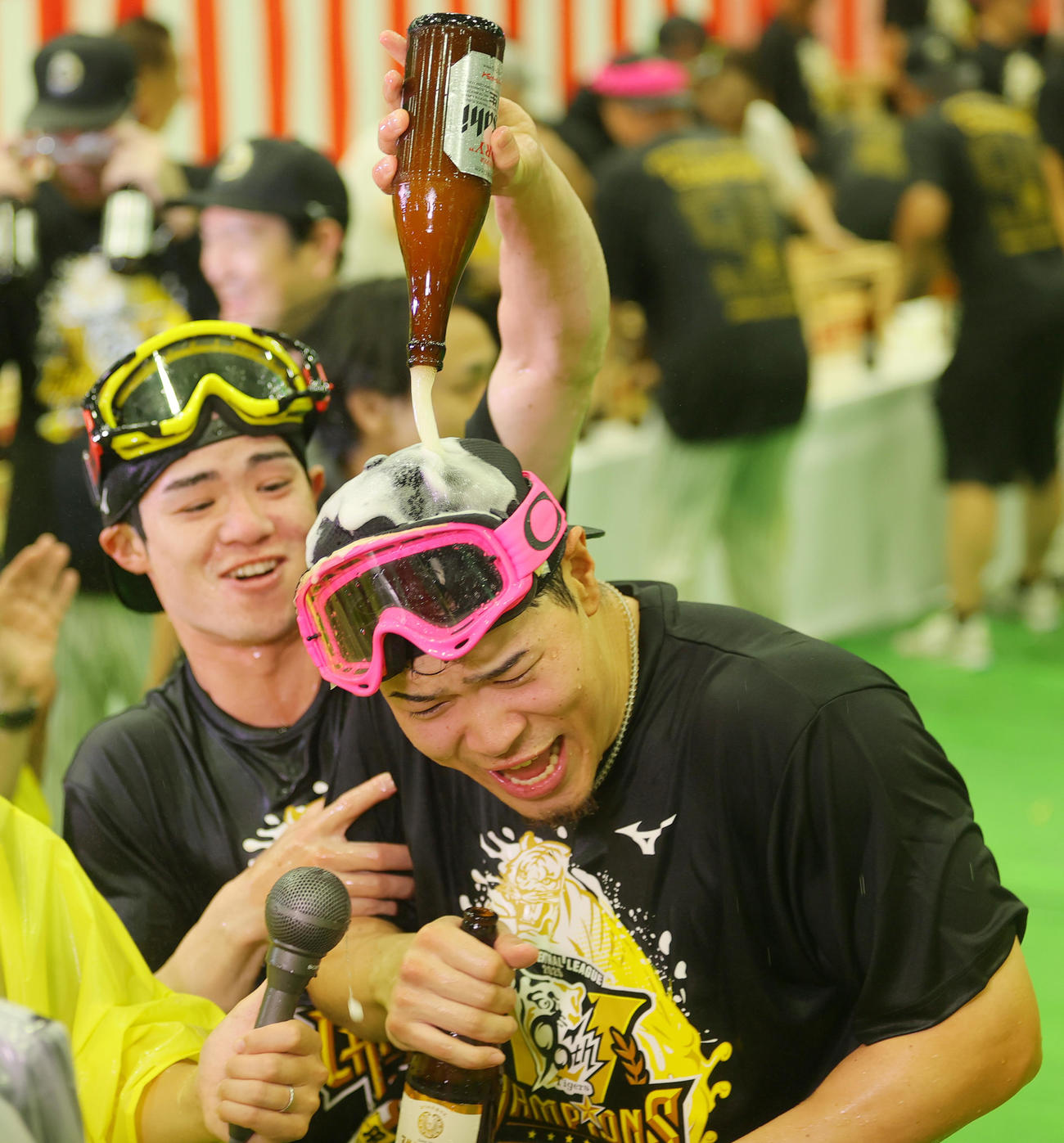 祝勝会で阪神中野（左）からビールをかけられる佐藤輝（撮影・上山淳一）