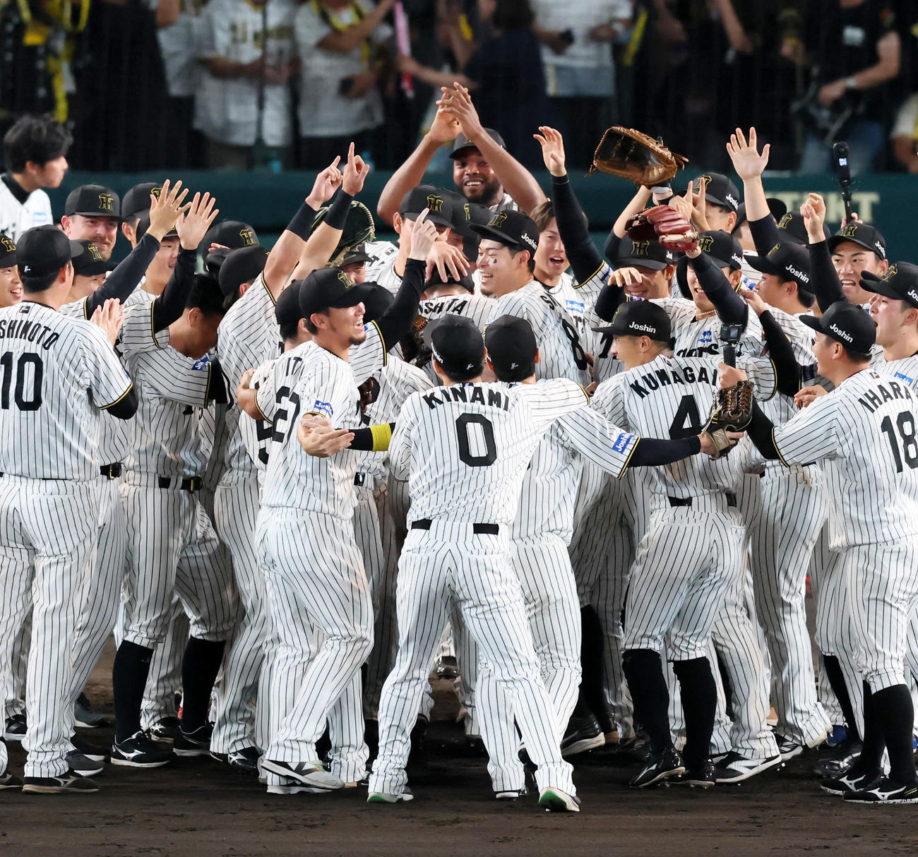阪神対広島　リーグ優勝を決め歓喜の輪の中で森下（左）と抱き合う佐藤輝（撮影・加藤哉）