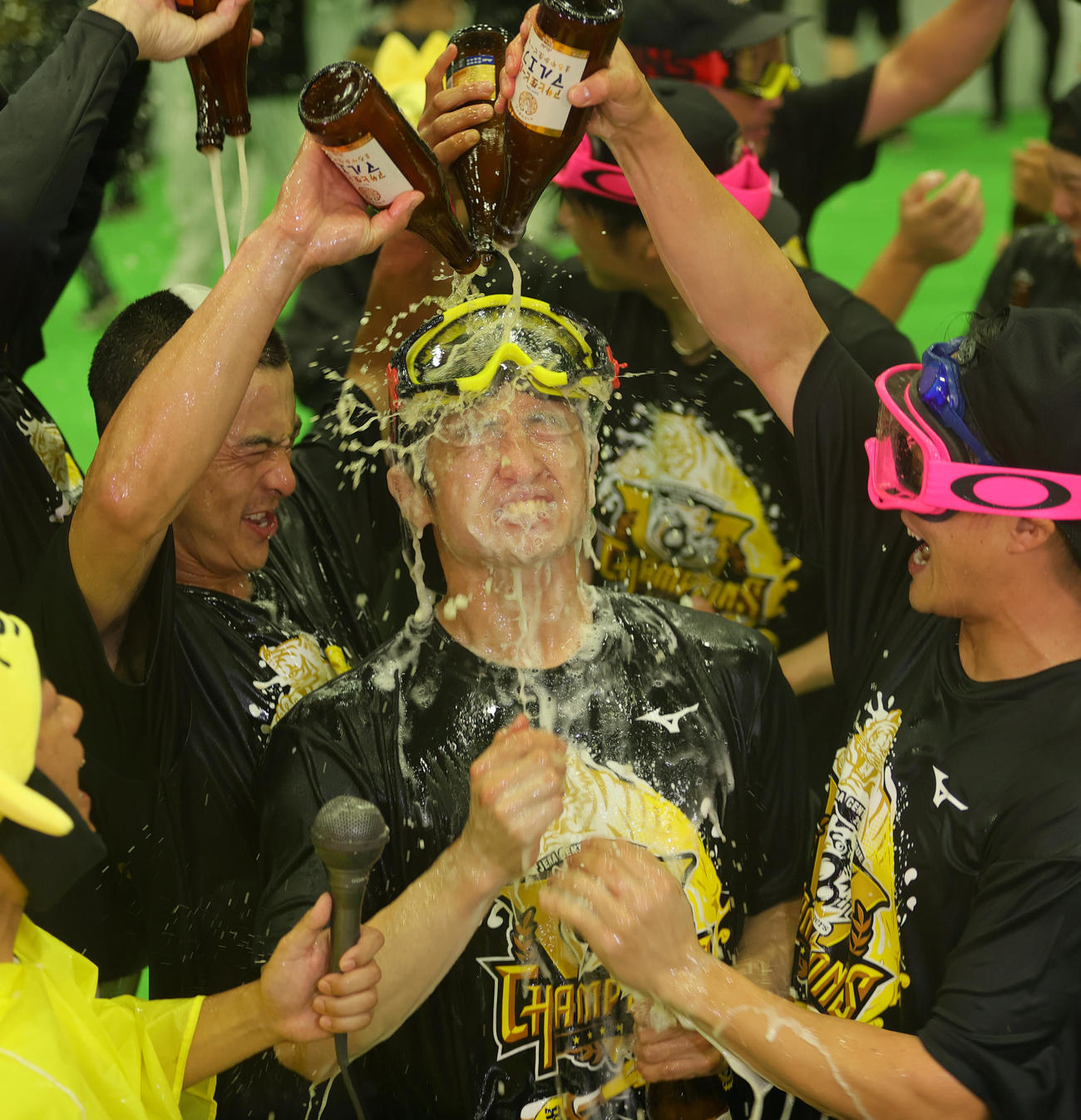 祝勝会でビールを浴びる近本（撮影・上山淳一）
