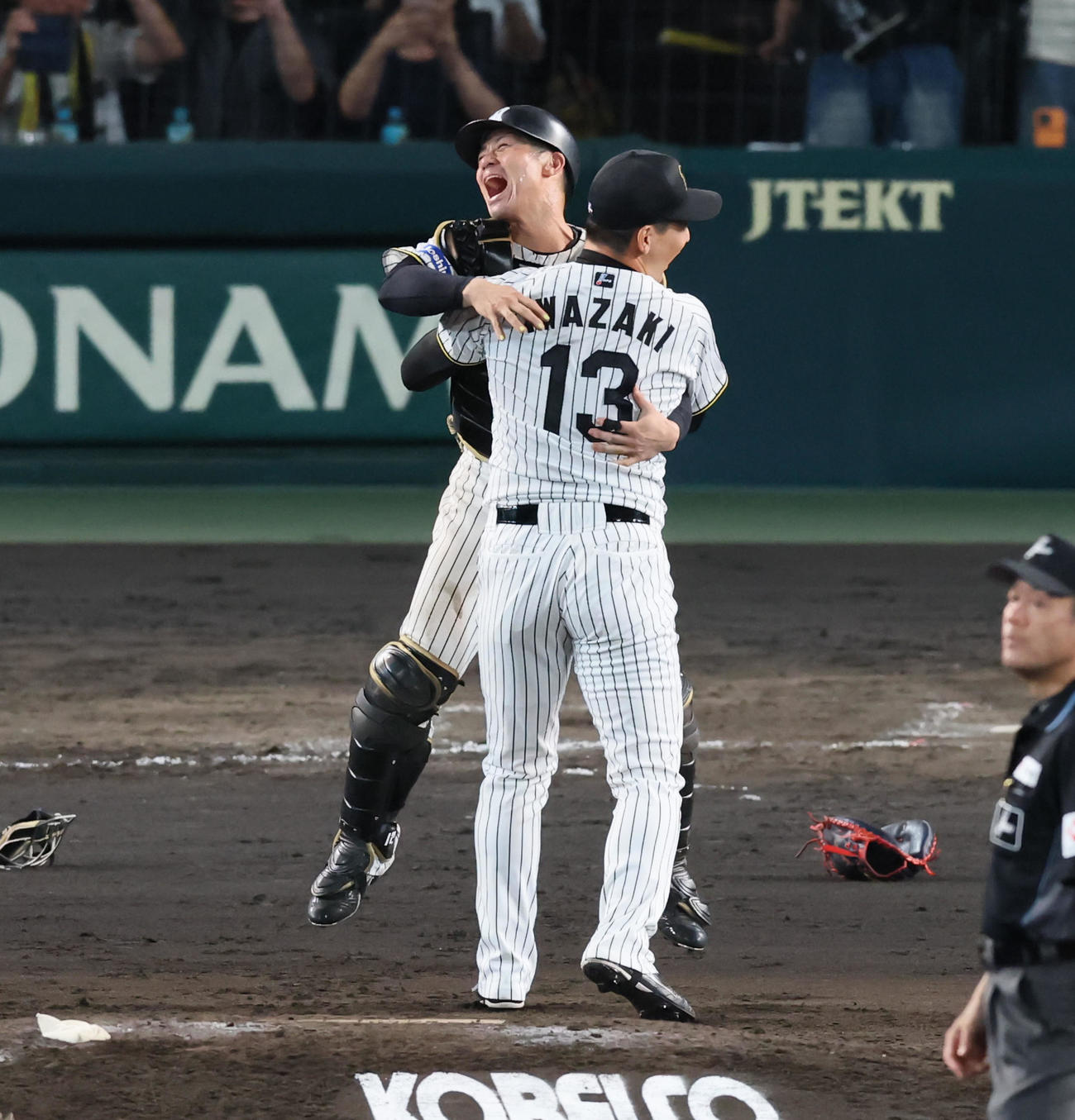 阪神対広島　阪神がリーグ優勝を決め岩崎（右）に抱きつく坂本（撮影・加藤哉）