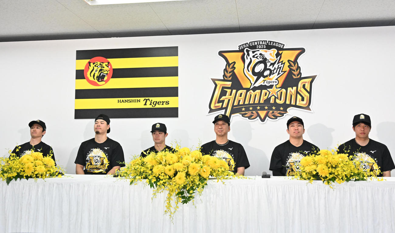 会見に出席する、左から近本、佐藤輝、中野、藤川監督、石井、才木（撮影・石井愛子）