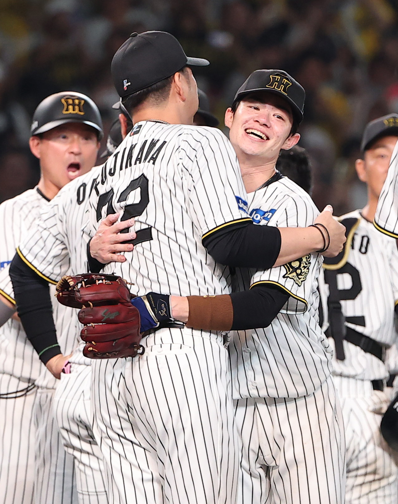 阪神対広島　優勝を決めた中野（右）は藤川監督と喜び合う（撮影・上田博志）
