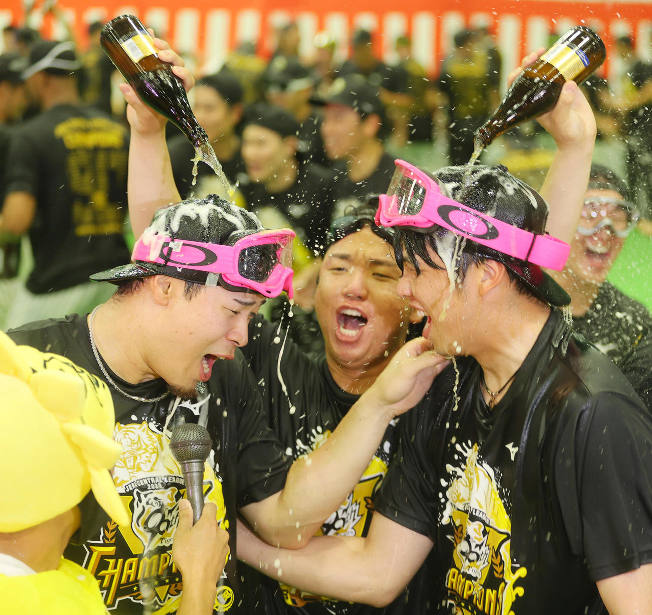 祝勝会で阪神村上（中央）からビールをかけられる才木（右）と佐藤輝（左）（撮影・上山淳一）