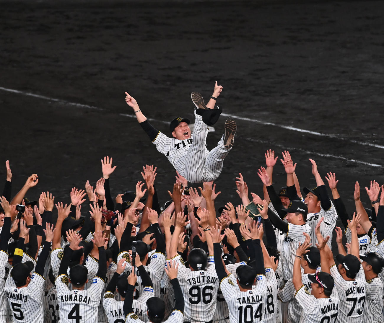 リーグ優勝を果たし胴上げされる藤川球児監督（撮影・石井愛子）