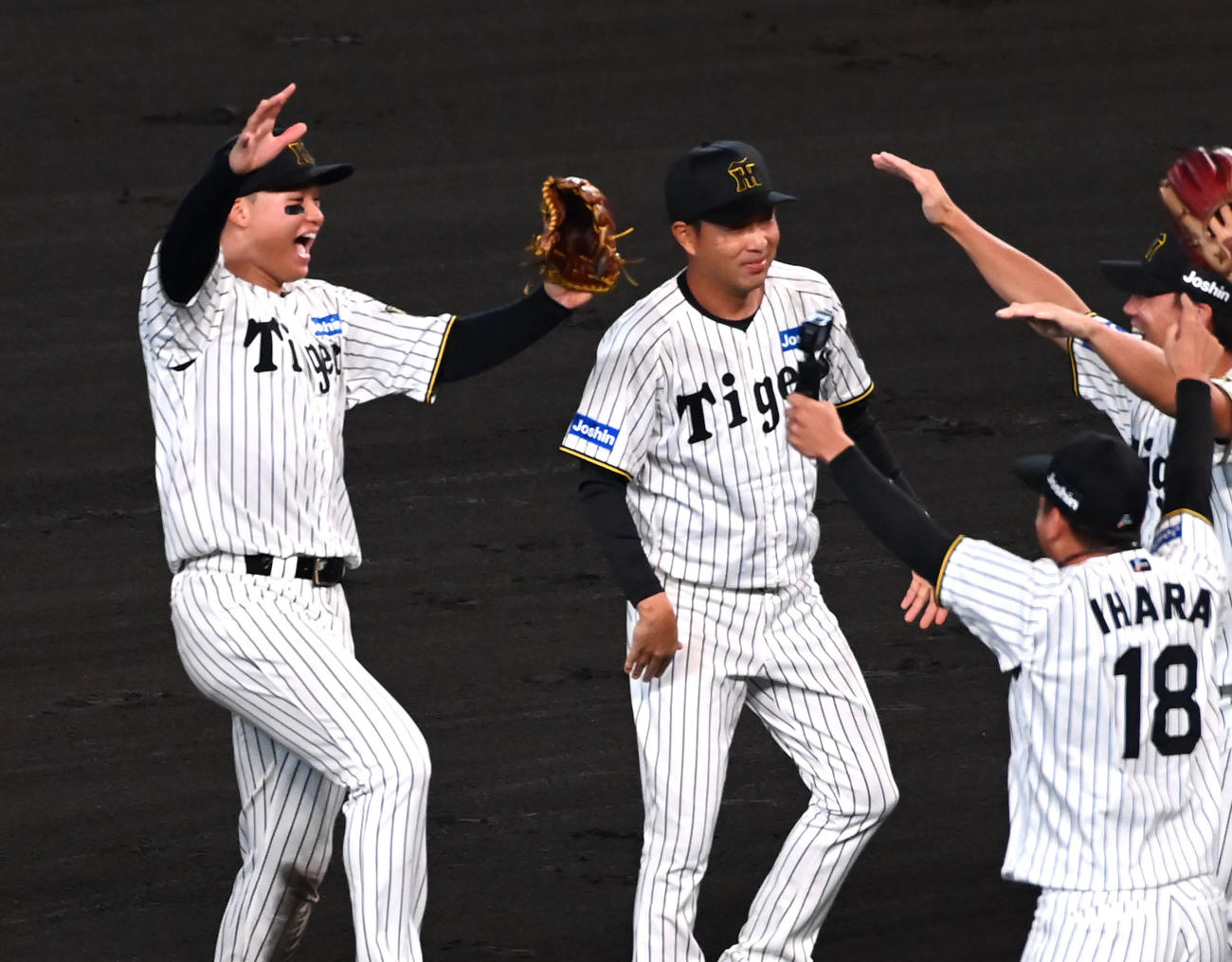 リーグ優勝を果たし喜ぶ森下（左）（撮影・石井愛子）