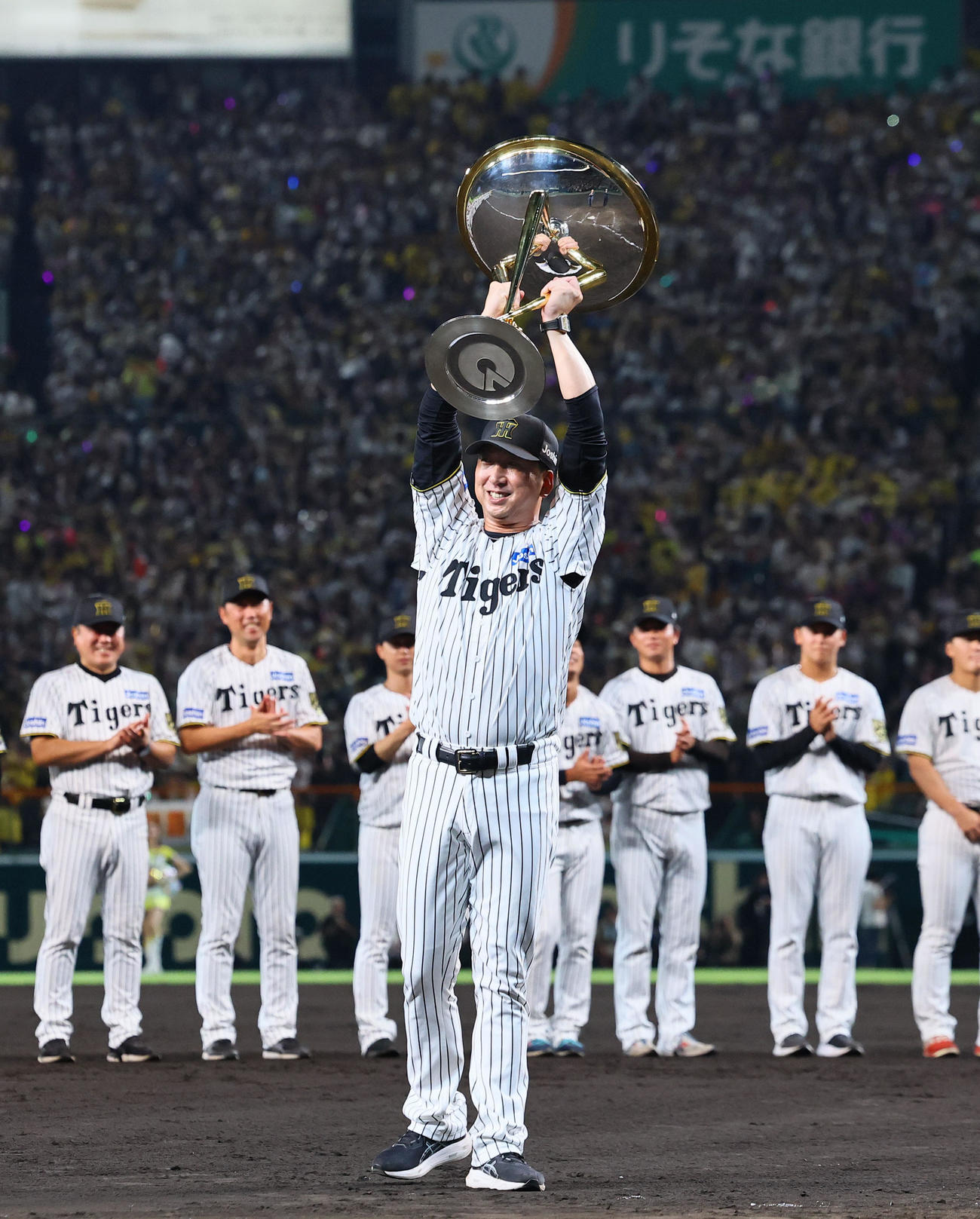 阪神対広島　優勝カップを掲げる阪神藤川監督（撮影・藤尾明華）