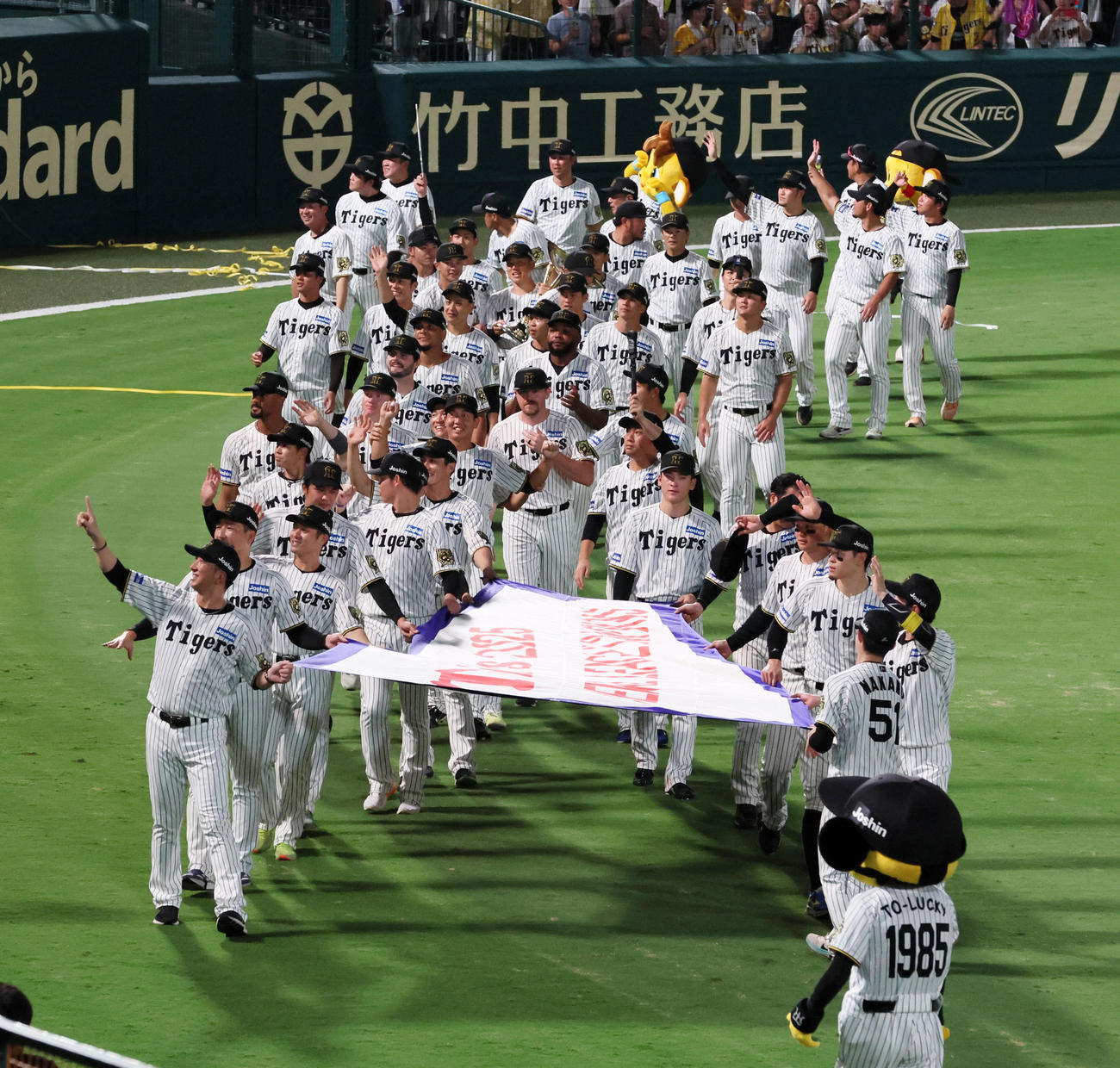 阪神対広島　ペナントを手に場内1周する阪神ナイン（撮影・加藤哉）