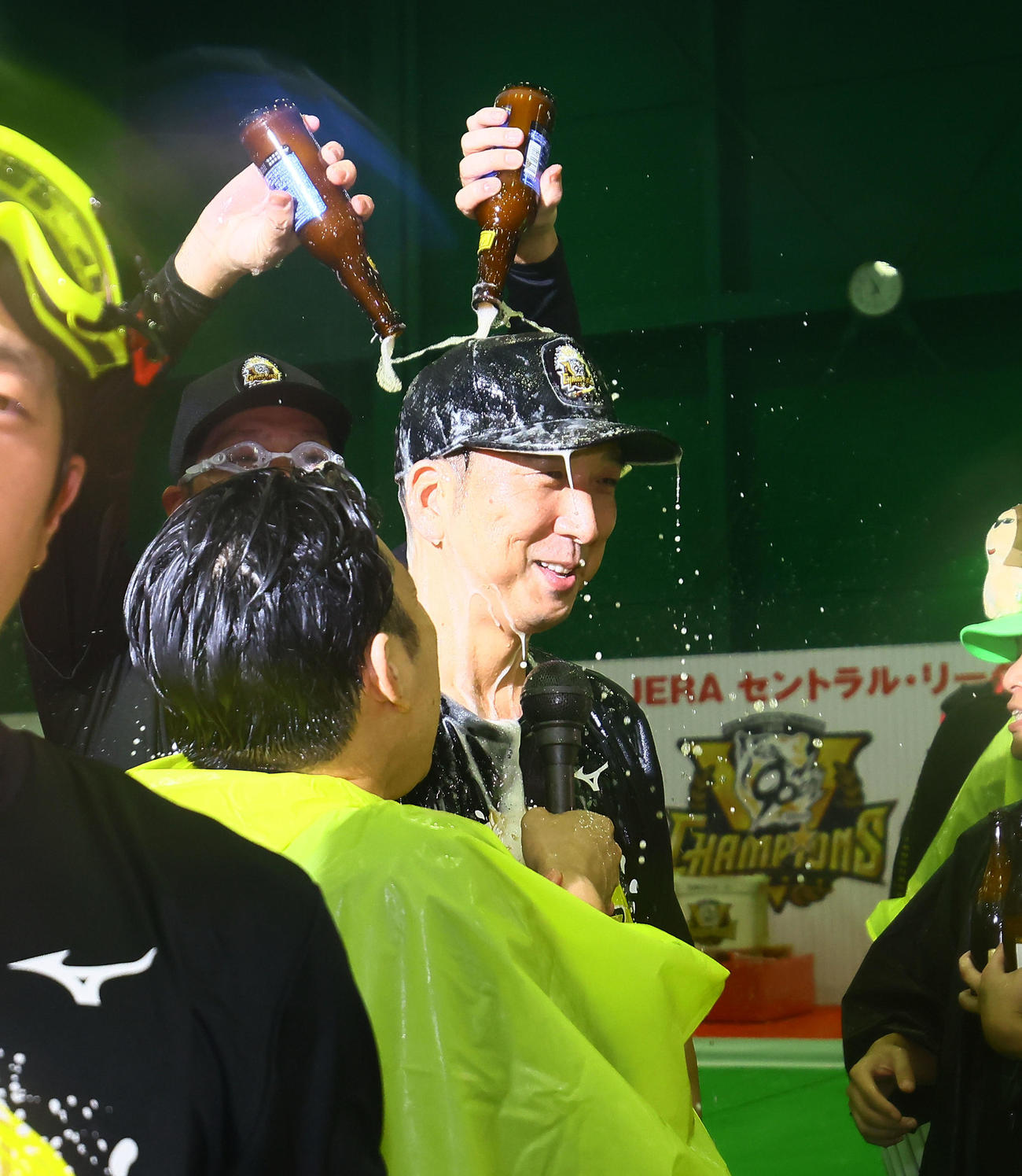 優勝祝勝会でビールをかける藤川監督（撮影・藤尾明華）