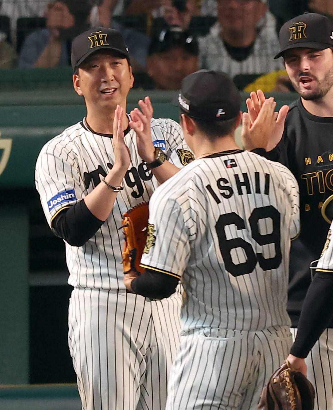 阪神対広島　47試合連続無失点の石井を拍手で出迎える藤川監督（2025年9月6日撮影）
