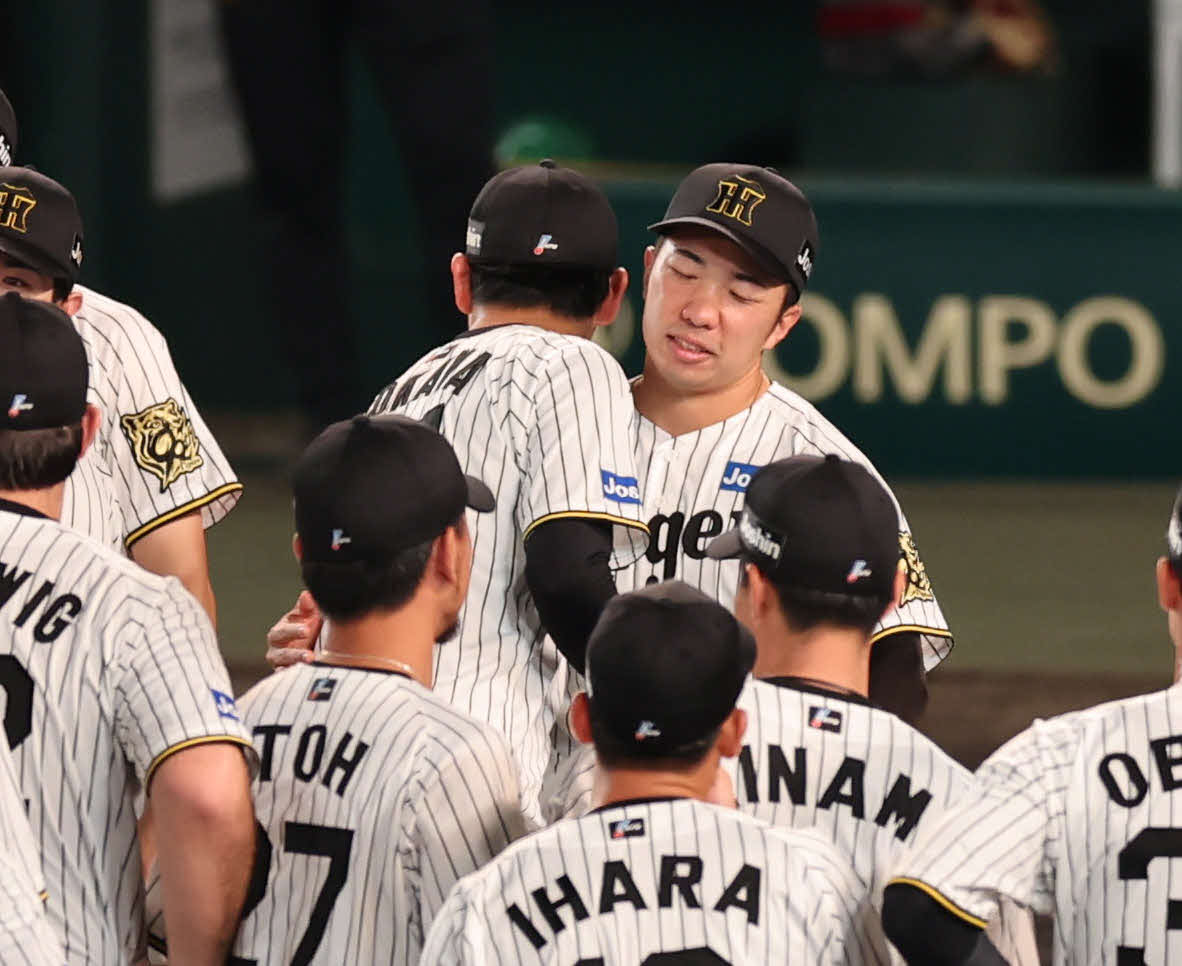 阪神対広島　優勝を決め、阪神石井（右）は及川と抱き合う（撮影・西尾就之）