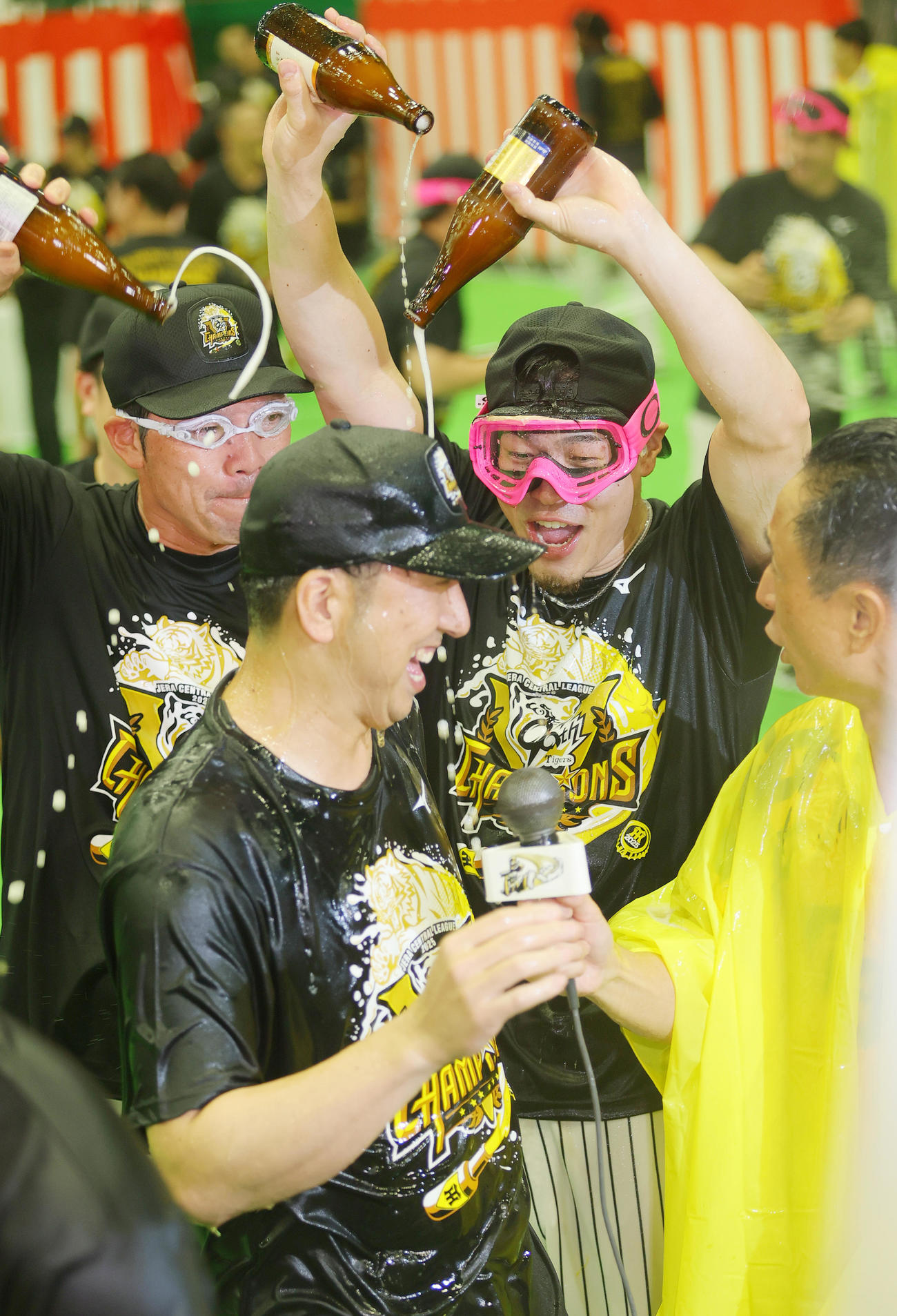 祝勝会で阪神佐藤輝（右）からビールをかけられる藤川監督（撮影・上山淳一）