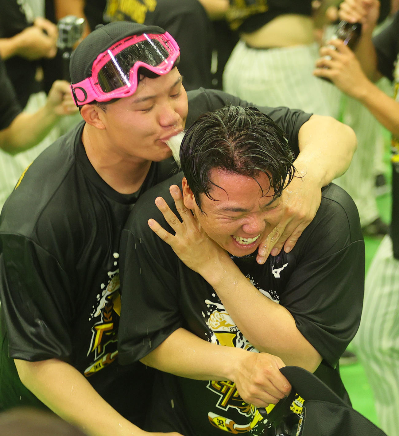 祝勝会で森下（左）にビールをかけられる村上（撮影・上山淳一）